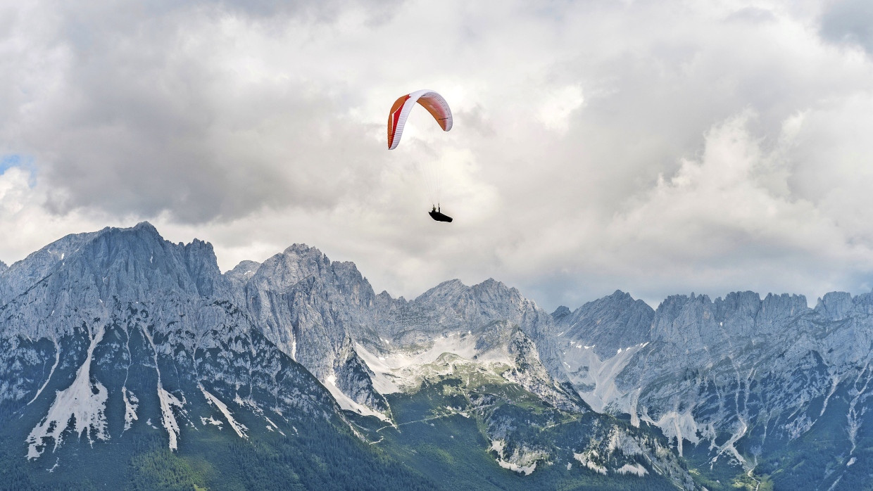 Dem Himmel so nah: Wer den Mut aufbringt, mit dem Gleitschirm die Lüfte über dem Wilden Kaiser in Tirol zu erkunden, dem öffnen sich Perspektiven, die jenen, die am Boden bleiben, verwehrt sind.