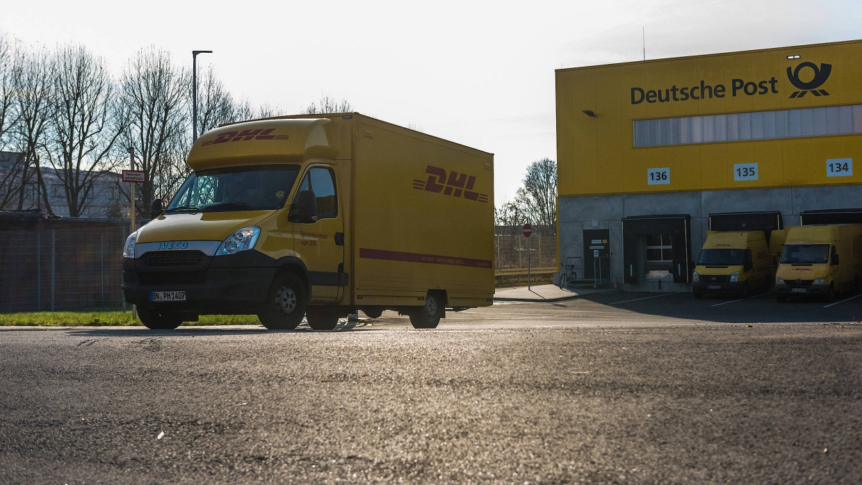 Lieferwagen vor der Zustellbasis Rödelheim der DHL-Delivery.