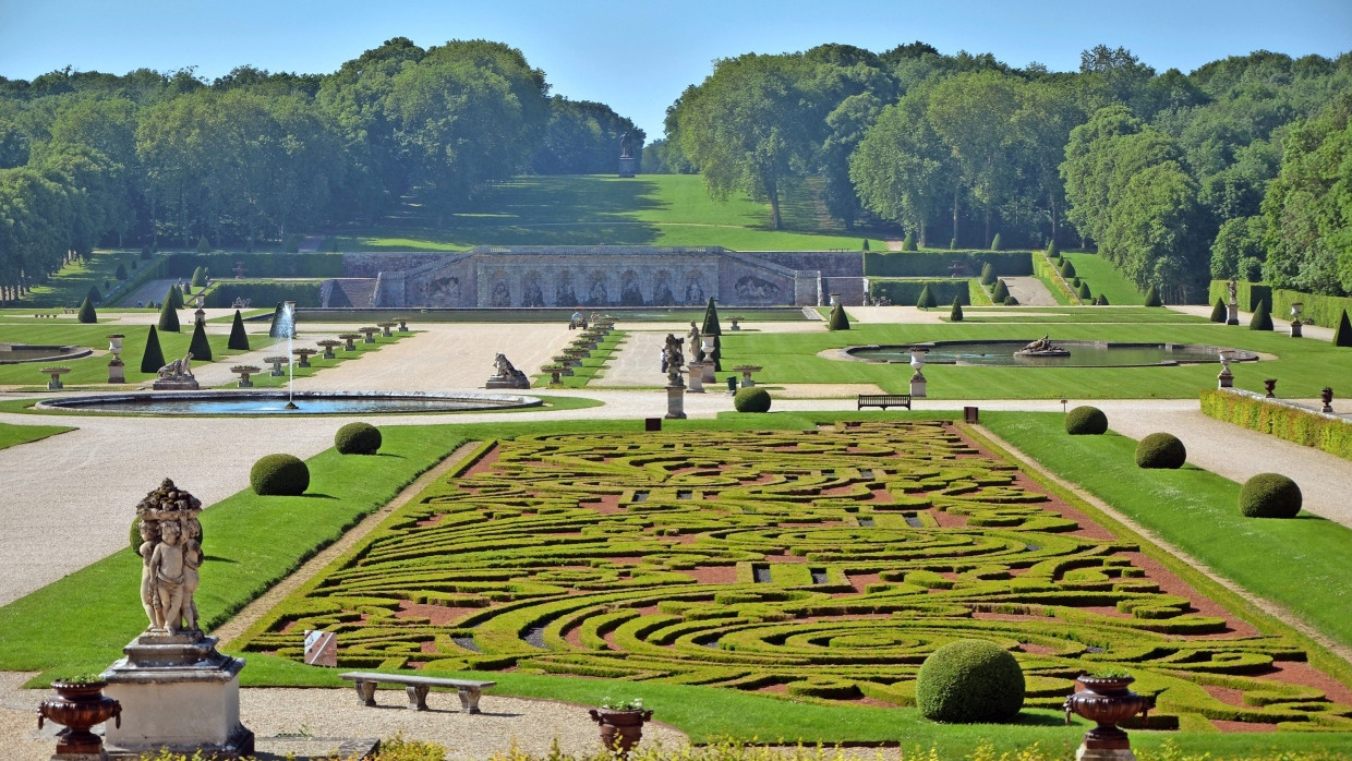 Erzählende Dramaturgie im Nacheinander geometrischer Räume: André le Nôtres erste eigene und gleich richtungweisende Gartenschöpfung für das 1661 fertiggestellte Schloss Vaux-le-Vicomte  bei Melun, Îl-de-France