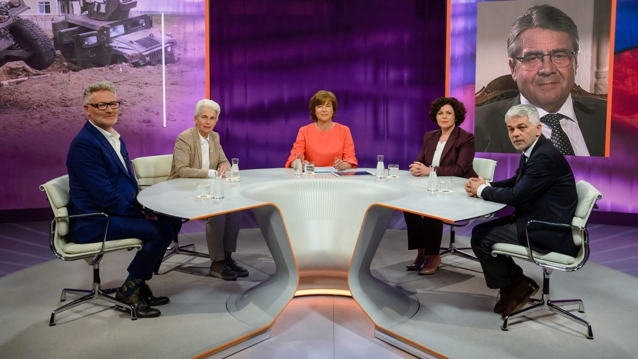 Goslar als erhöhte Warte: Unter den Augen von Sigmar Gabriel versammelten sich um Maybrit Illner von rechts nach links Carlo Masala, Amira Mohamed Ali, Marie Agnes Strack-Zimmermann und Adam Tooze.