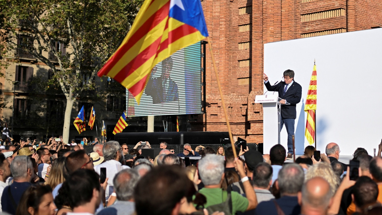 Carles Puigdemont spricht nach seiner Rückkehr nach Spanien am 8.8.2024 vor Anhängern.