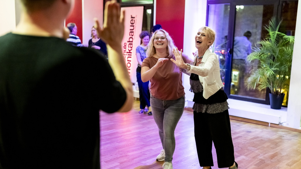 Tanzschule im Frankfurter Bahnhofsviertel: Manchmal tanzt Monika Bauer (r) mit einem der Teilnehmer, falls es Unklarheit über die Schrittfolge gibt.