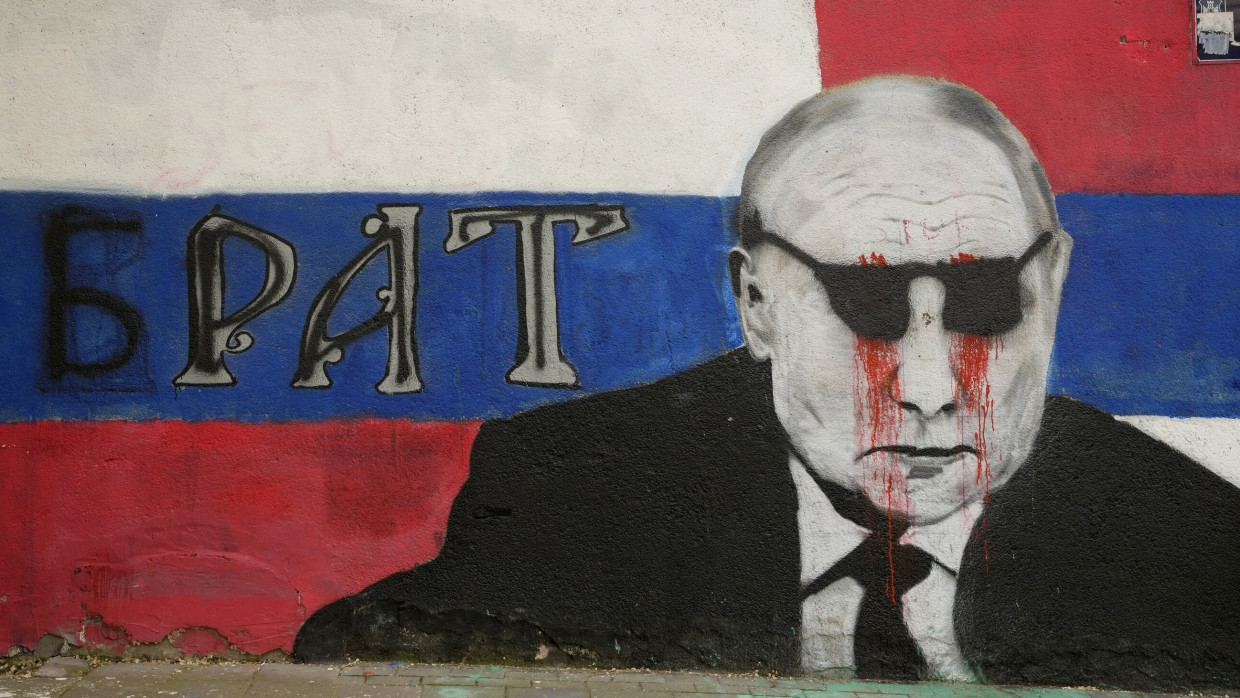 Auf einem Graffiti in Belgrad stand einmal das Wort „Bruder“ neben dem Bild von Putin. Dann hat jemand den ersten Buchstaben übermalt, nun steht dort „Krieg“.