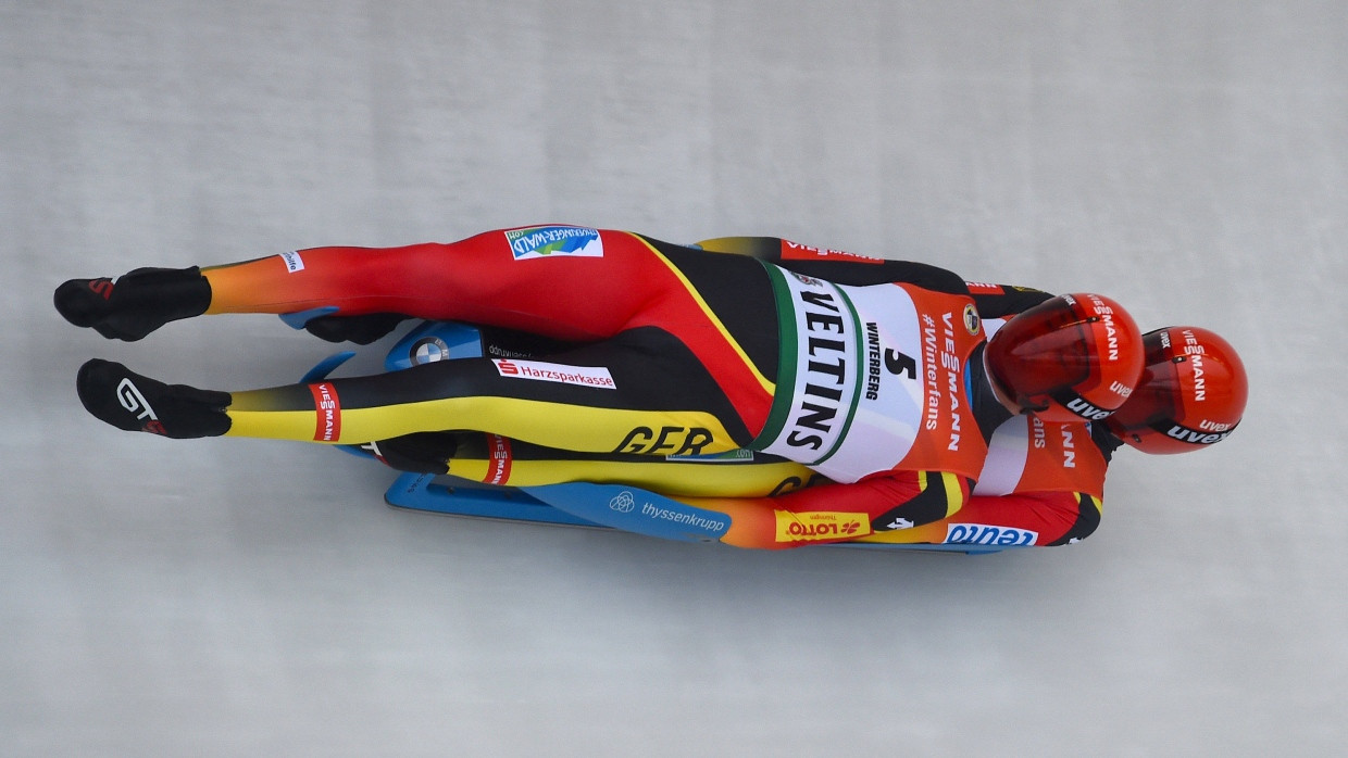 Die Rennrodler Toni Eggert (links) und Sascha Benecken (rechts) fahren durch den Eiskanal auf der Eisbahn in Winterberg.