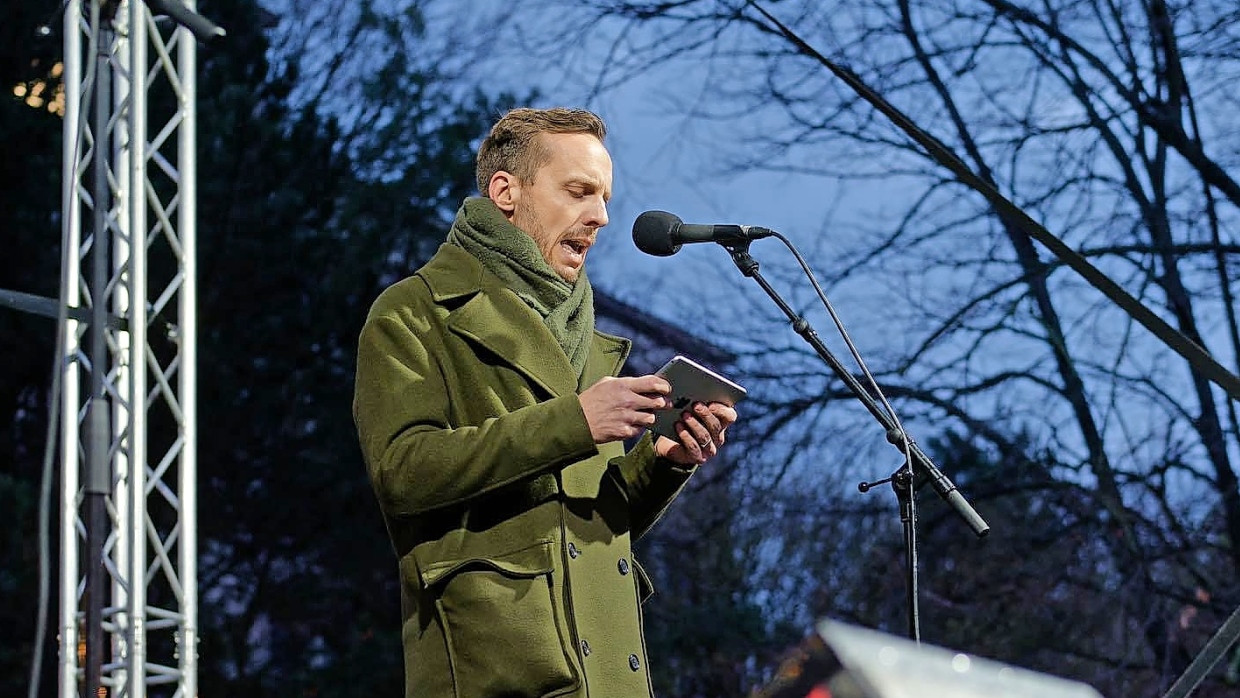 Das Gegenteil eines grünen Männchens: Michal Hvorecký spricht im März in Bratislava auf einer Demonstration für die Unterstützung der Ukraine.