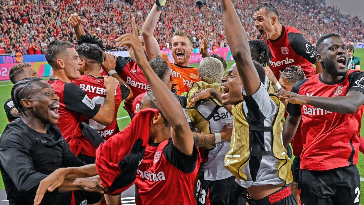 Aller guten Dinge sind drei: Nach Meisterschaft und Pokal sichert sich Bayer Leverkusen auch den Supercup.