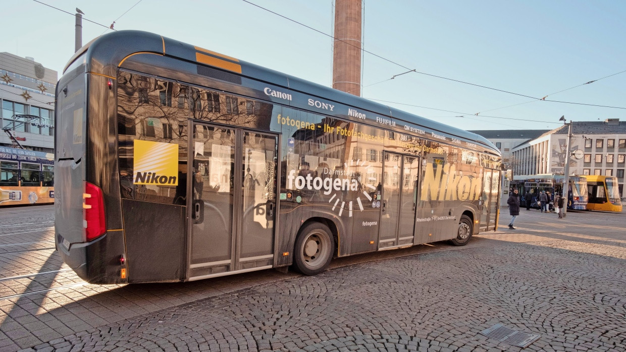 Zu kalt? Ein Elektrobus an der Haltestelle auf dem Luisenplatz in der Darmstädter Innenstadt