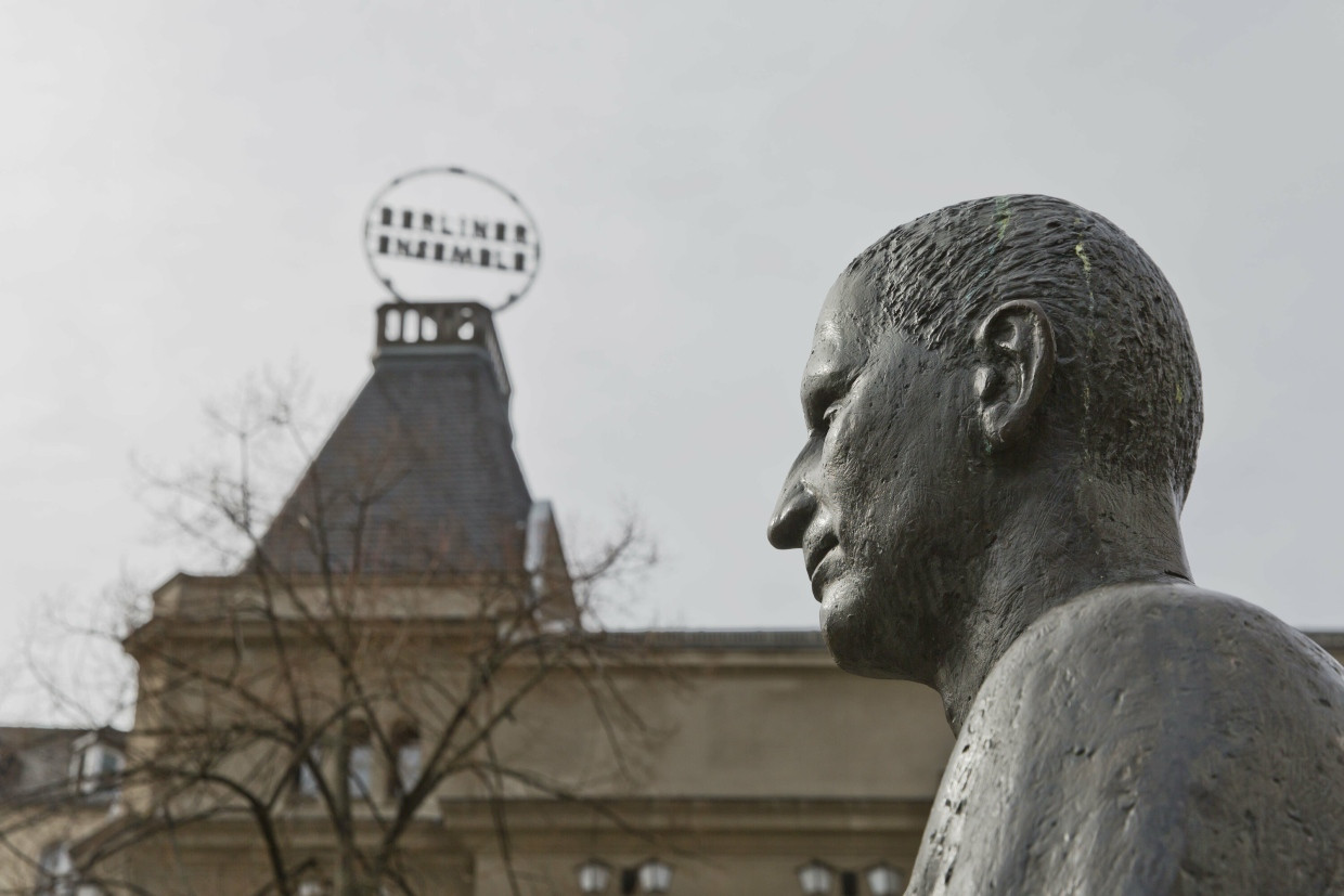 Was hätte er dazu wohl gesagt? Skulptur von Bertolt Brecht vor dem Berliner Ensemble in Berlin.