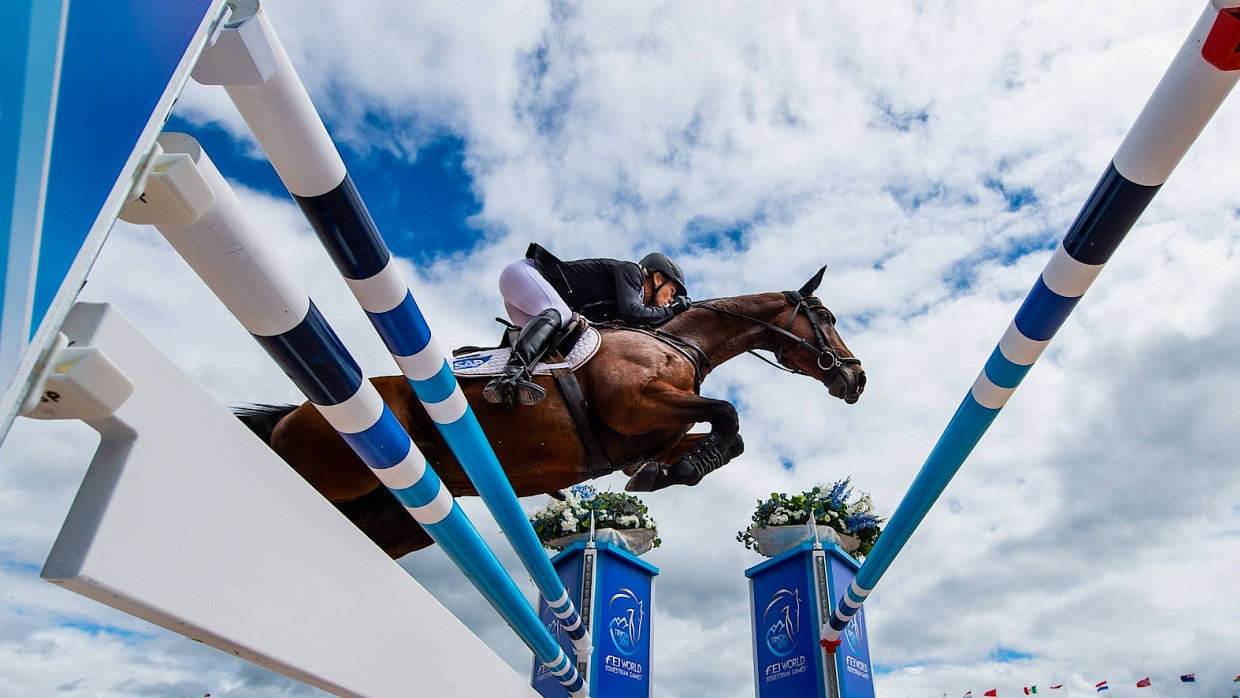 „Mein Pferd ist ein guter Springer“: Ingrid Klimke mit ihrem Wallach Hale Bob im Parcours in Tyron