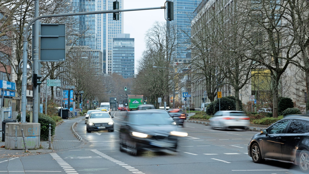 Viel befahren: Die noch dreispurige Bockenheimer Landstraße