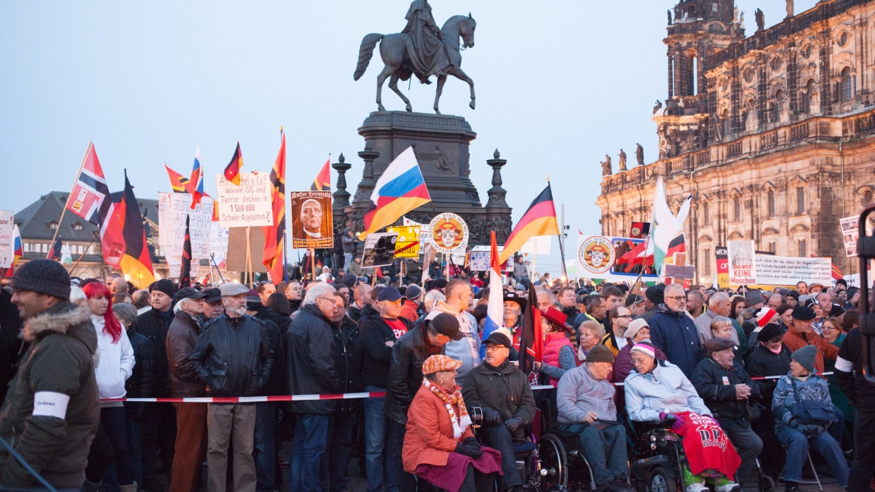 Sammelbecken: Eine Pegida-Kundgebung im Herbst 2015 auf dem Dresdner Theaterplatz