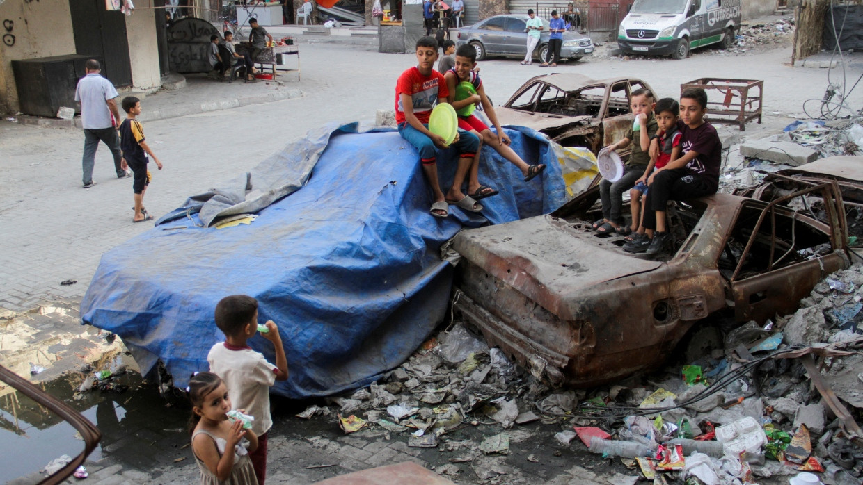 Vergangenen Mittwoch warten palästinensische Kinder im nördlichen Gazastreifen auf Verpflegung aus einer Hilfsküche.