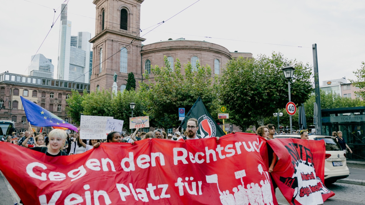 Protest vor Demokratiesymbol: Linke und Linksradikale Demonstranten vor der Frankfurter Paulskirche