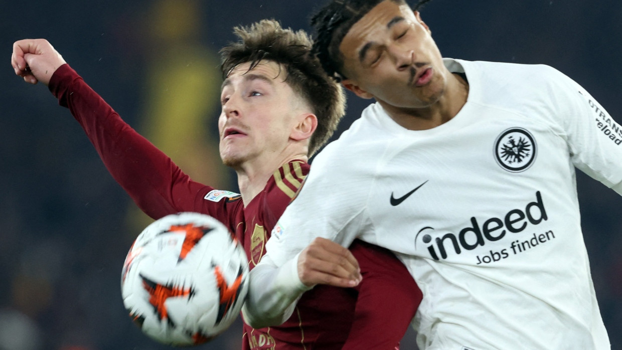 Jean-Matteo Bahoya und der Eintracht fiel es schwer, sich gegen die Roma mit Alexis Saelemaekers (links) zu behaupten.