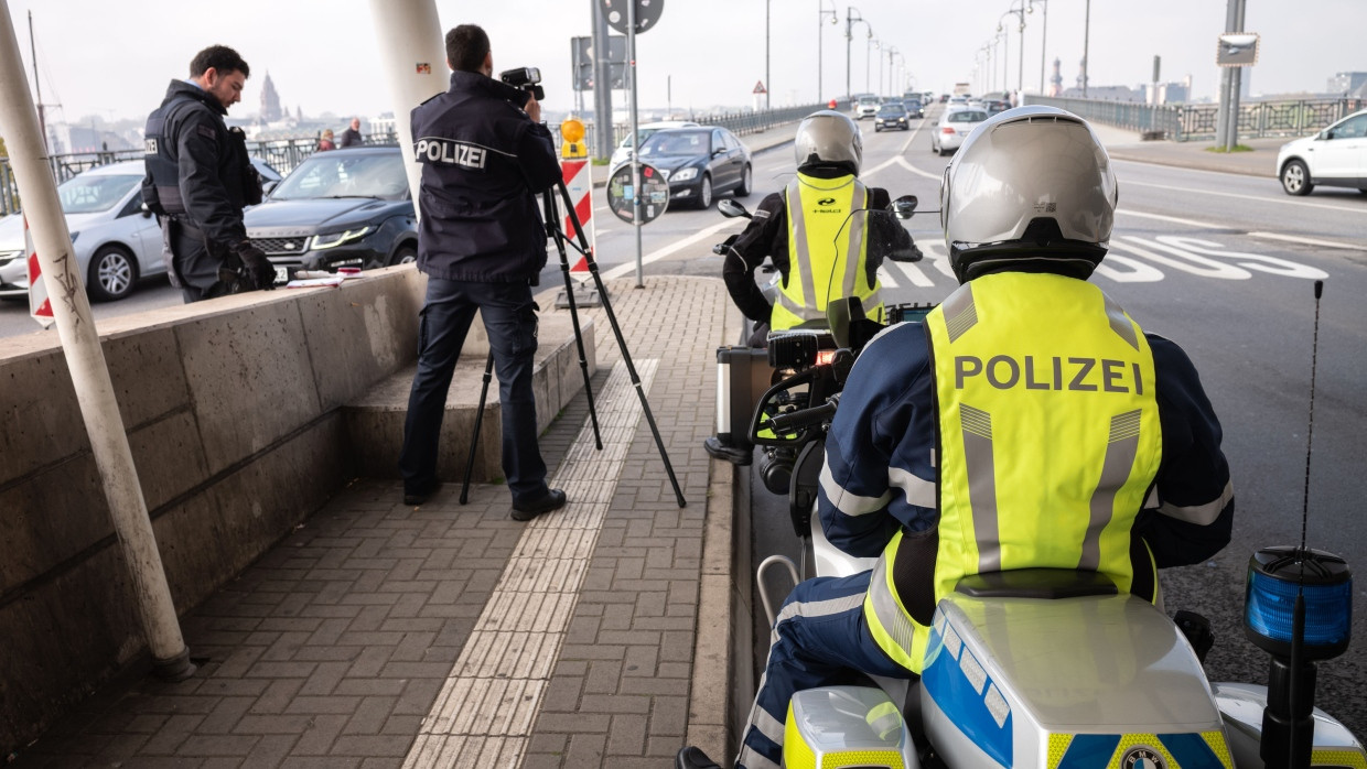 Polizisten haben sich an der Theodor-Heuss-Brücke zwischen Wiesbaden und Mainz postiert und messen die Geschwindigkeit.