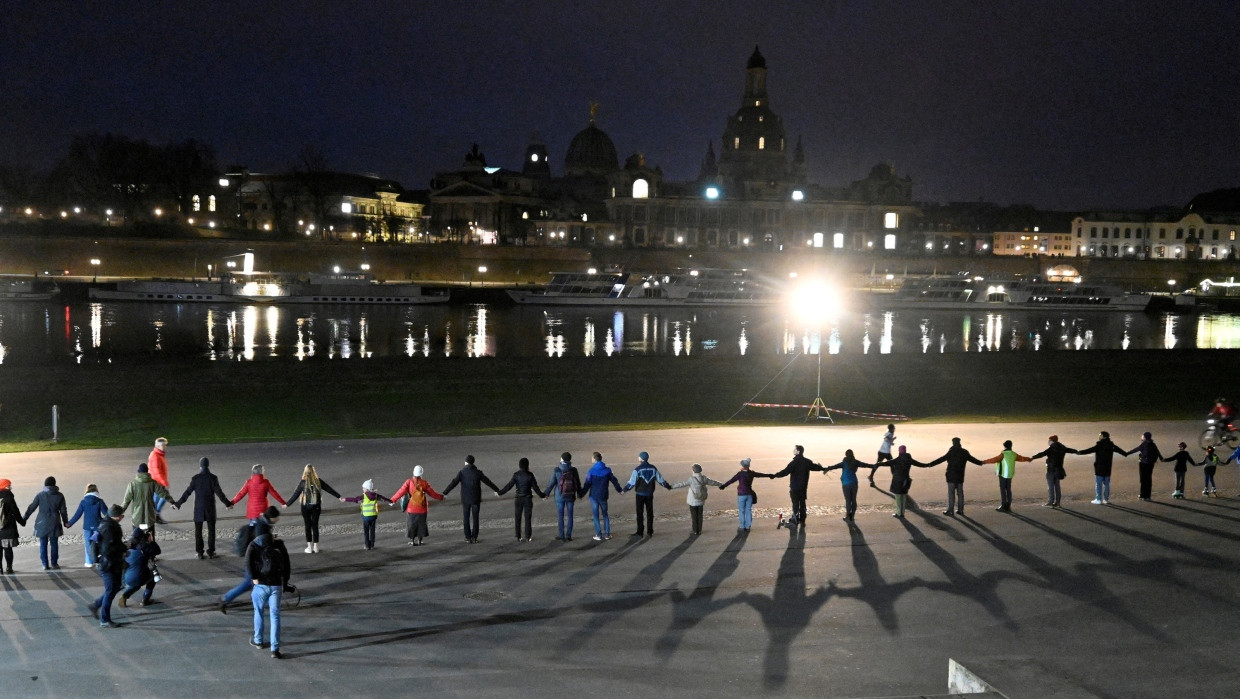 Teilnehmer bilden entlang des Elbufers in Dresden die Menschenkette.