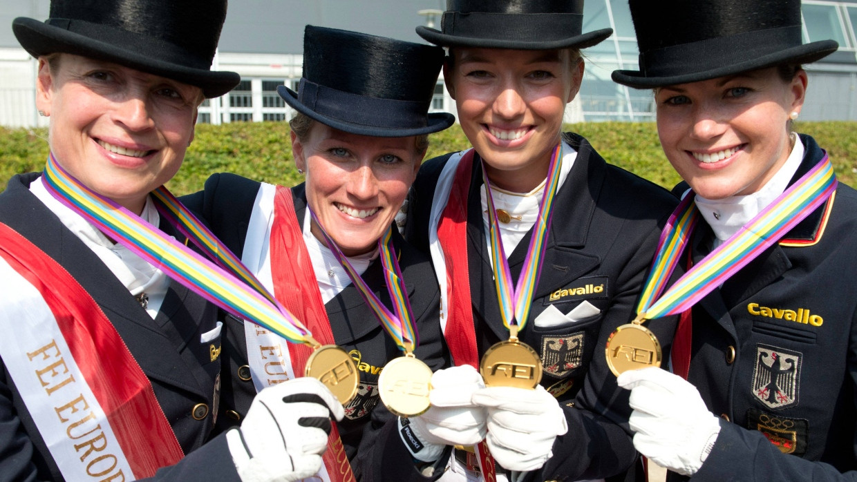 Goldstrahlende Reiter: Isabell Werth, Helen Langehanenberg, Fabienne Lütkemeier und Kristina Sprehe