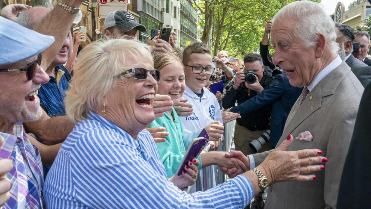 Eine Australierin freut sich am Sonntag darüber, König Charles vor dem Parlamentsgebäude von New South Wales in Sydney zu treffen.