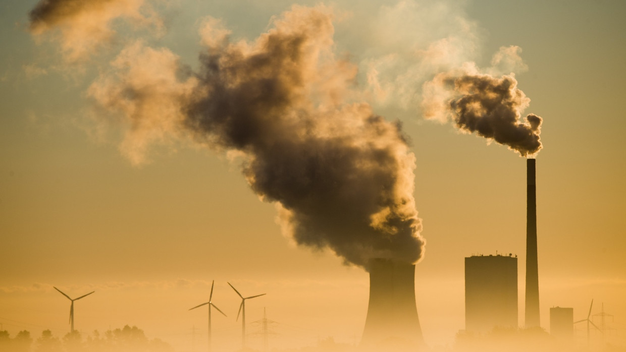 Viel Rauch: Windräder ersetzen noch nicht alle Kohlekraftwerke.