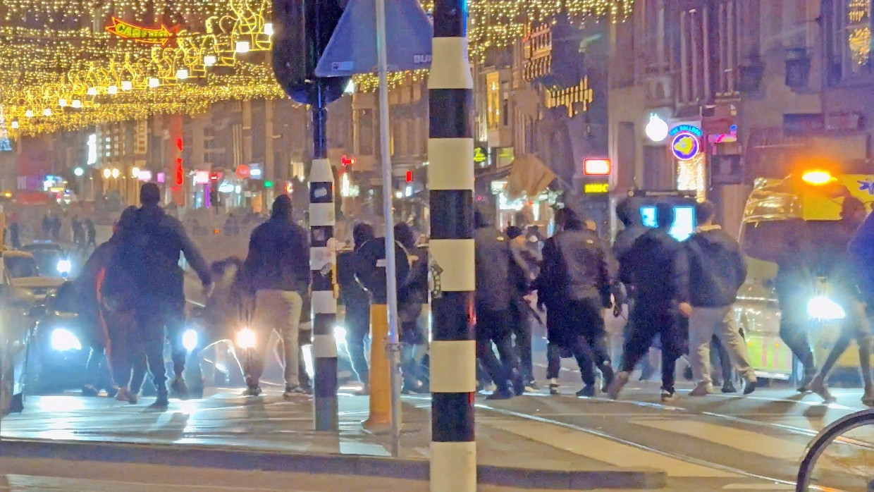 Judenhasser, die Jagd auf Israelis machen? Nein, dieses Bild zeigt Hooligans von Maccabi Tel Aviv. Die Gewalt gegen Israelis gab es aber dennoch.