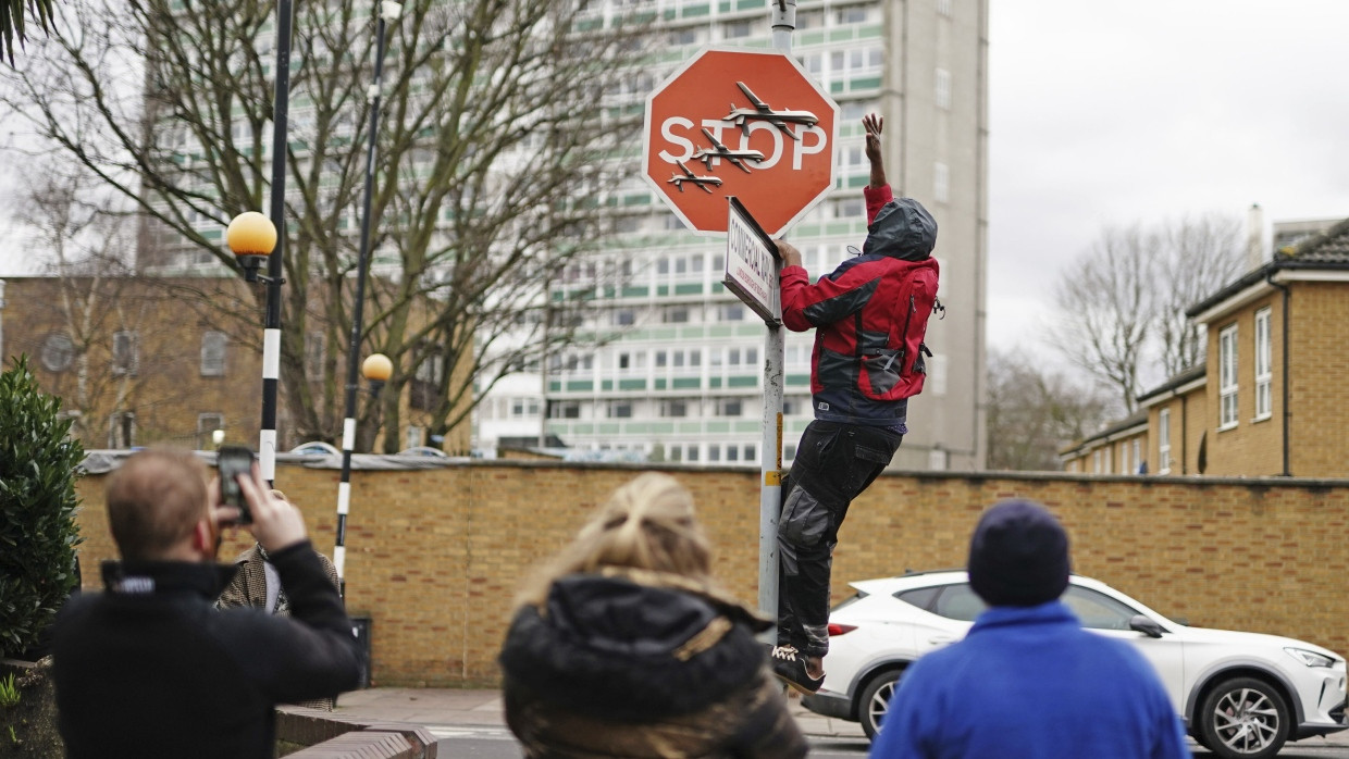 Wer ist dieser Mann, der das mutmaßliche Banksy-Werk direkt wieder entfernt?