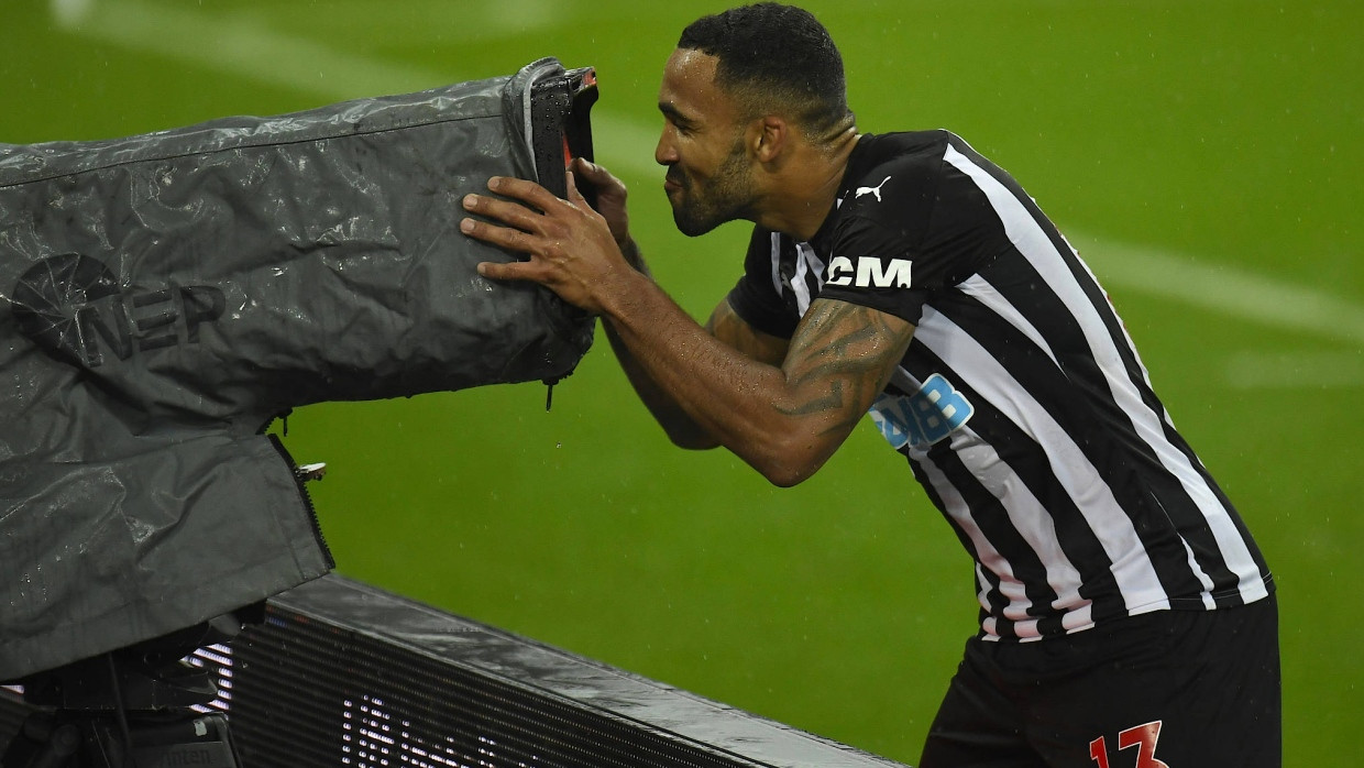 Callum Wilson von Newcastle United küsst nach einem Tor die Fernsehkamera. Eine neue TV-Vermarktungsstrategie sorgt unter Fans derzeit für Unmut.