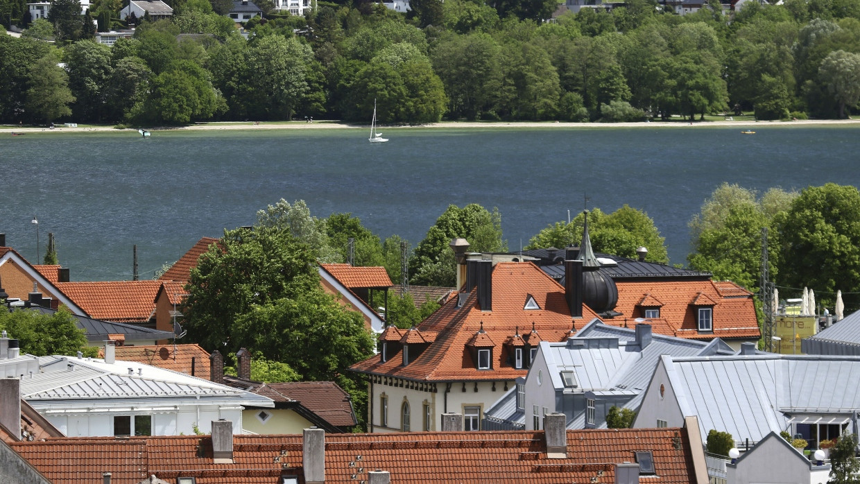 Häuser am See: Günstiger als ein Grundstück direkt am Wasser wird es in zweiter oder dritter Reihe.