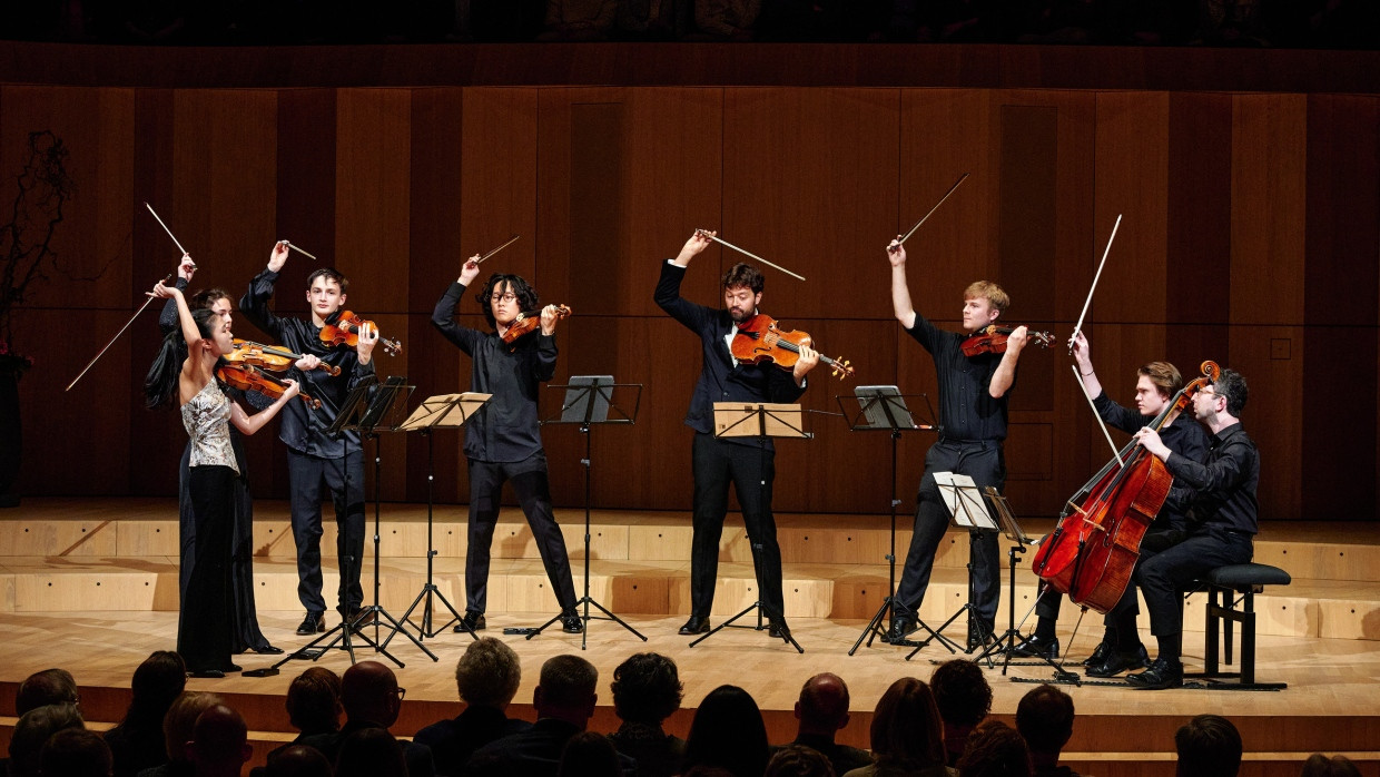 Senior Lawrence Power präsentierte mit sieben Juniors Schostakowitschs Zwei Oktettsätze op. 11