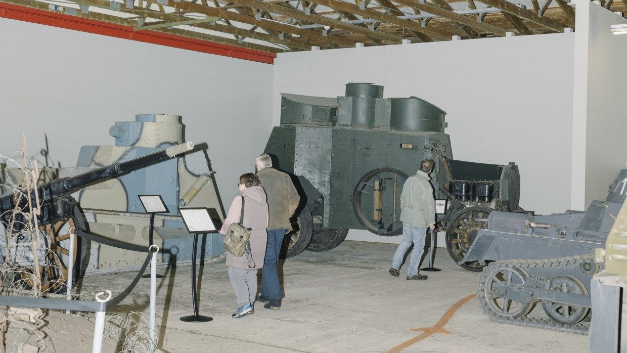 Besucher im Panzermuseum in Munster