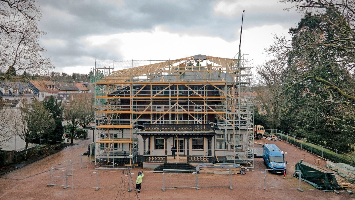 Eingerüstet: Um während der Arbeiten Regen abzuhalten, entsteht über dem eigentlichen Dach der Villa Borgnis ein temporäres Schutzdach.