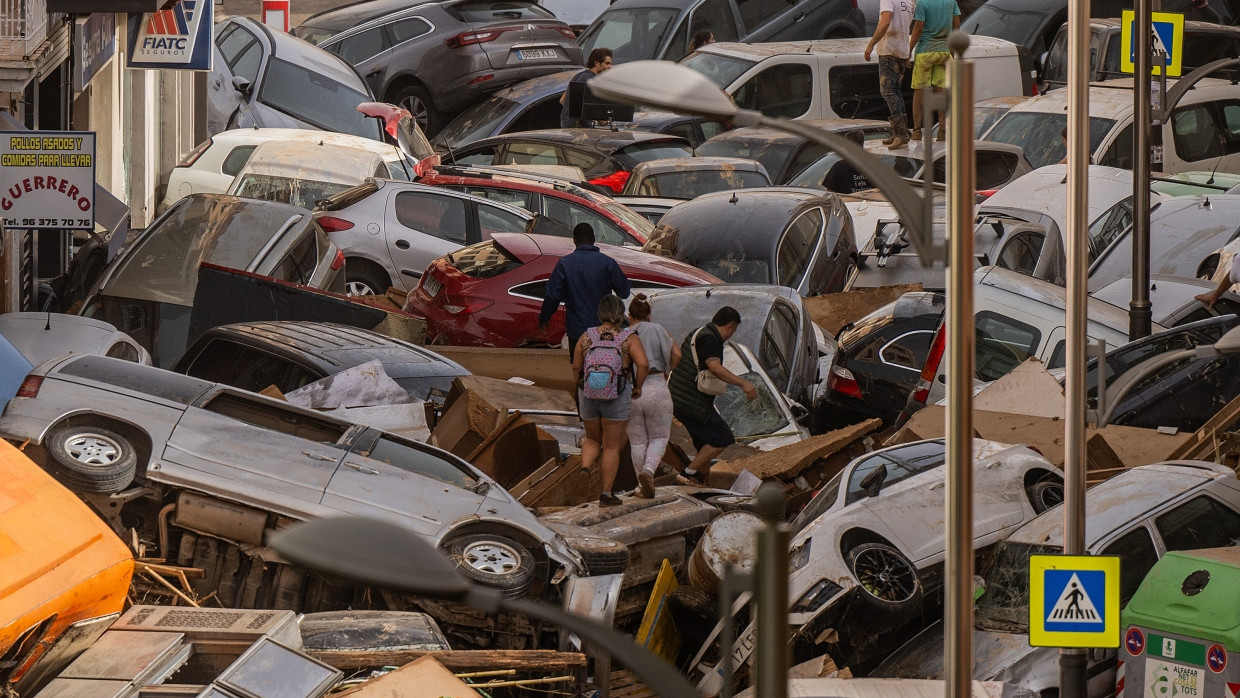 Autos und Trümmerteile stapeln sich auf einer Straße in Sedaví, einer Gemeinde in der Provinz Valencia.