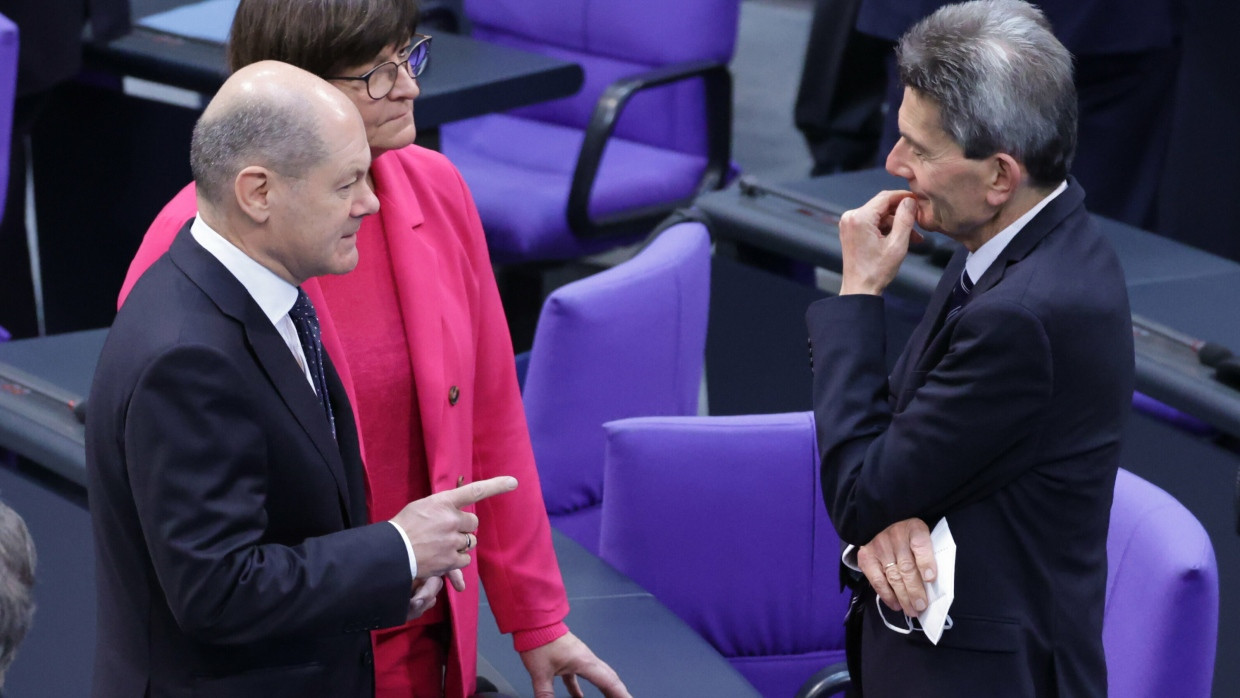 Bundeskanzler Olaf Scholz (SPD) mit der SPD-Parteivorsitzenden Saskia Esken und dem SPD-Fraktionsvorsitzenden Rolf Mützenich im Plenum des Deutschen Bundestages