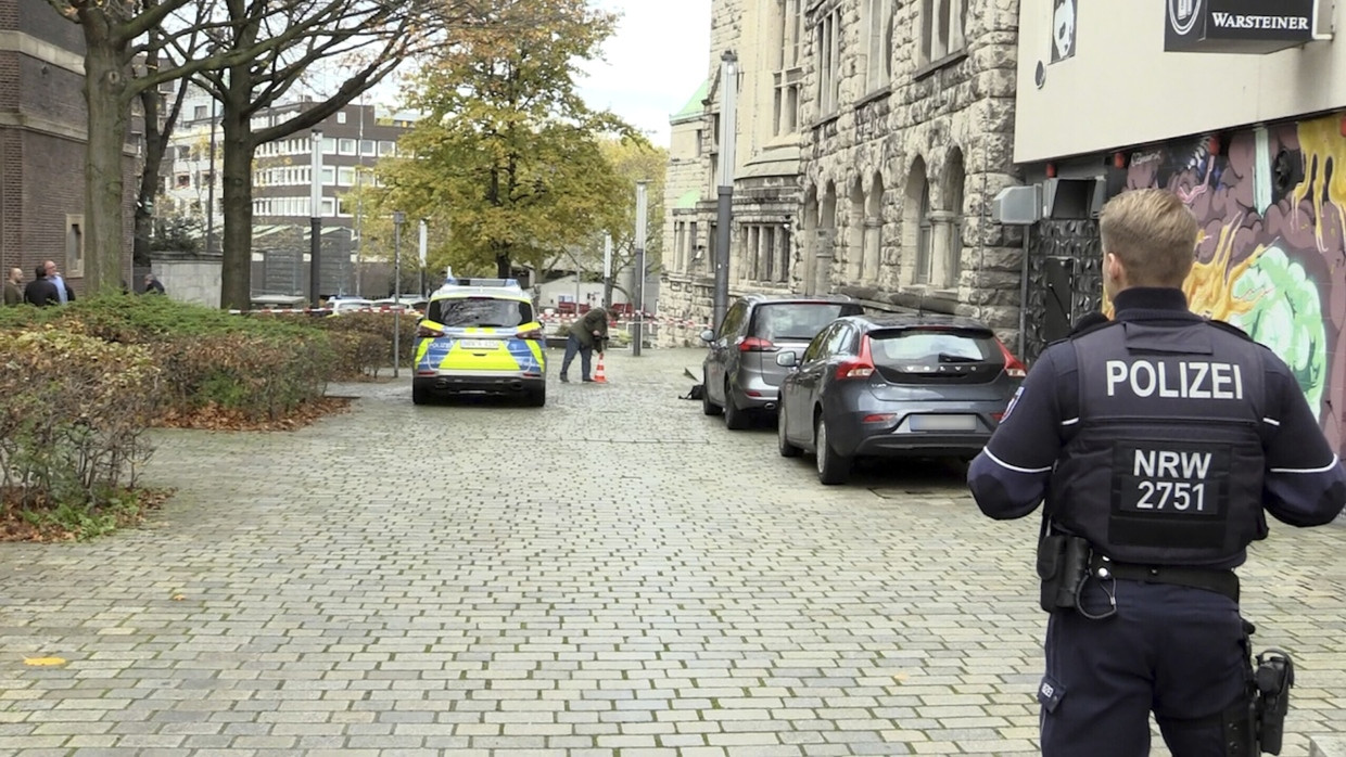 Einsatzkräfte der Polizei stehen am Rabbinerhaus bei der Alten Synagoge in Essen.