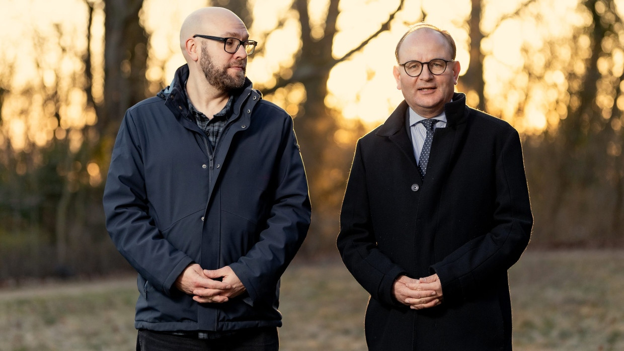 Johan Lilliestam ist Physiker und lehrt heute Energiepolitik an der Universität Potsdam. Ottmar Edenhofer ist Direktor des Potsdam-Instituts für Klimafolgenforschung und leitete eine Arbeitsgruppe des Weltklimarats.