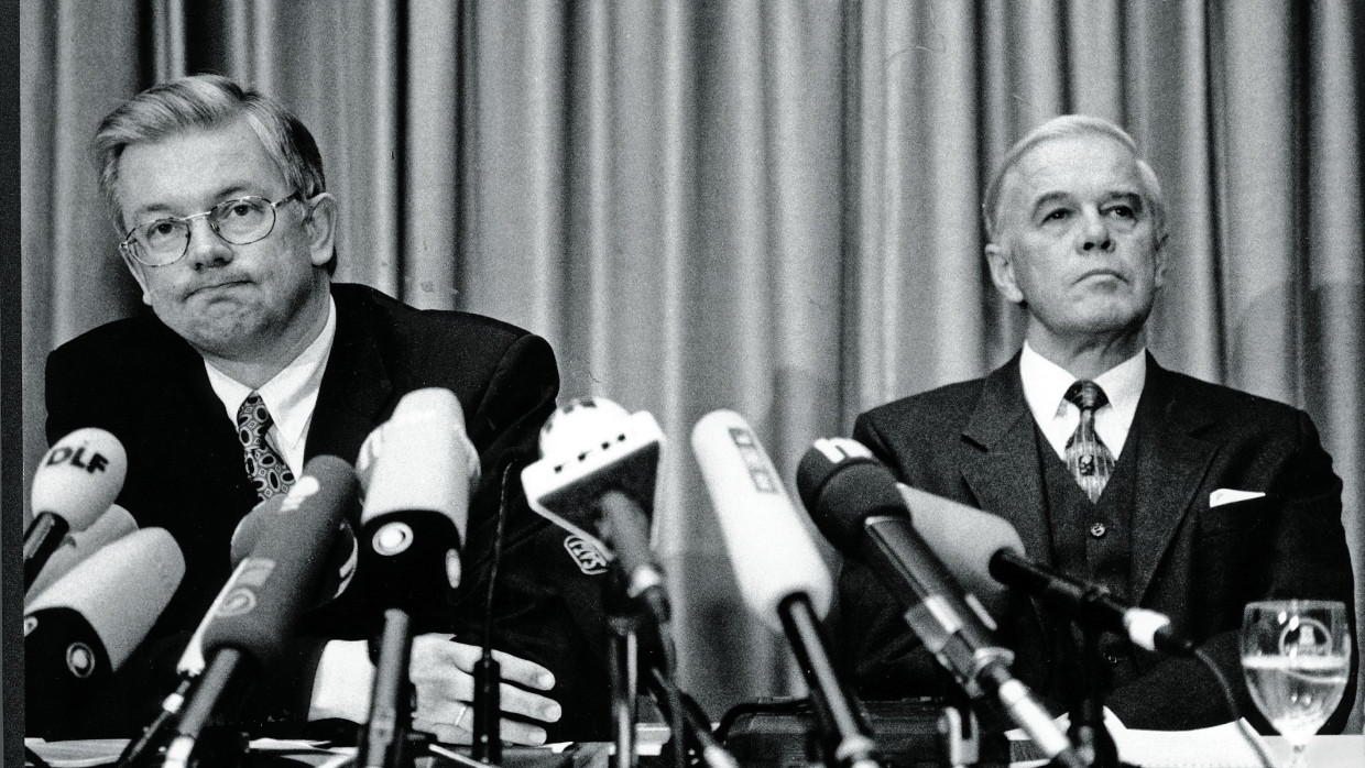 Sinnbildlich vor einem dunklen Vorhang: Roland Koch (links) und Manfred Kanther informierten in einer Pressekonferenz über das geheime Vermögen der hessischen CDU in der Schweiz und in Liechtenstein.