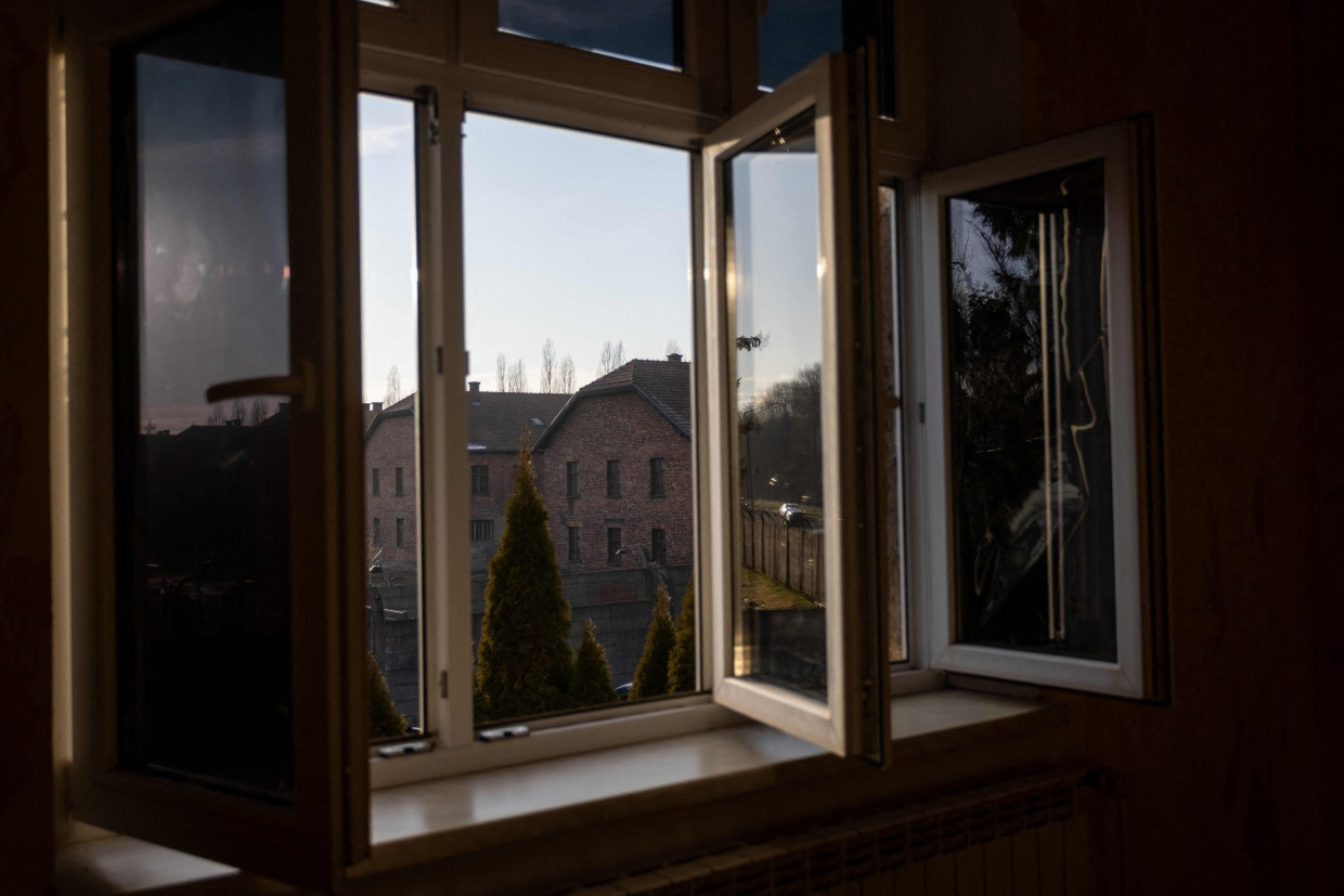 Banalität des Bösen auch im Bau: Einst durch Milchglasscheiben von innen „unsichtbar“ gemacht, blickt man durch dieses Fenster von Rudolf Höß’ Kommandantenvilla auf die Baracken des Konzentrationslagers Auschwitz