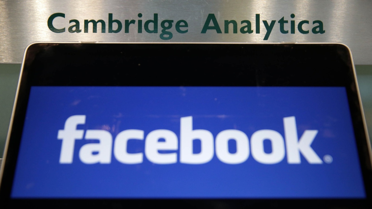 Das Facebook-Logo vor dem Eingang der Büros von Cambridge Analytica.