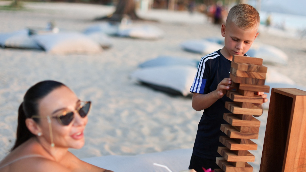 Russische Touristen am Strand von Phuket