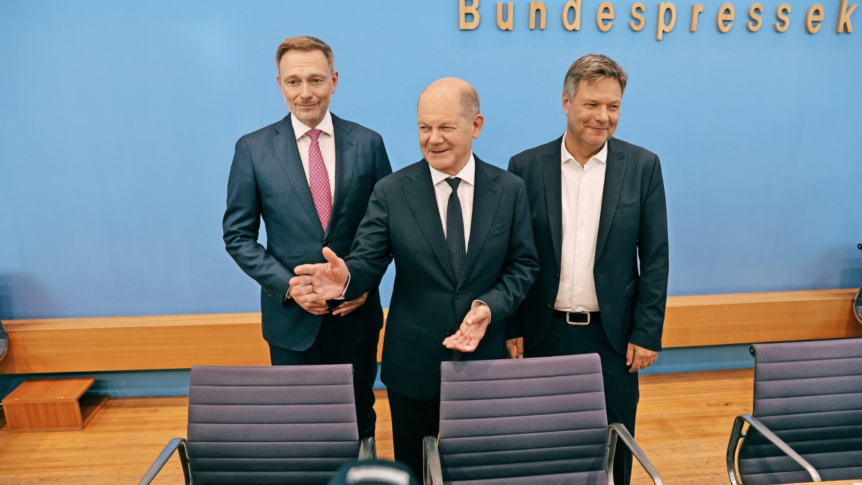 Im Sandwich: Kanzler Scholz mit Finanzminister Lindner und Wirtschaftsminister Habeck im Juli in Berlin