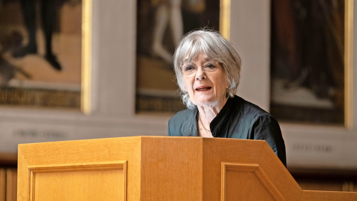 Frankfurterin aus freien Stücken: Eva Demski hält ihre Dankesrede im Kaisersaal des Frankfurter Römers.