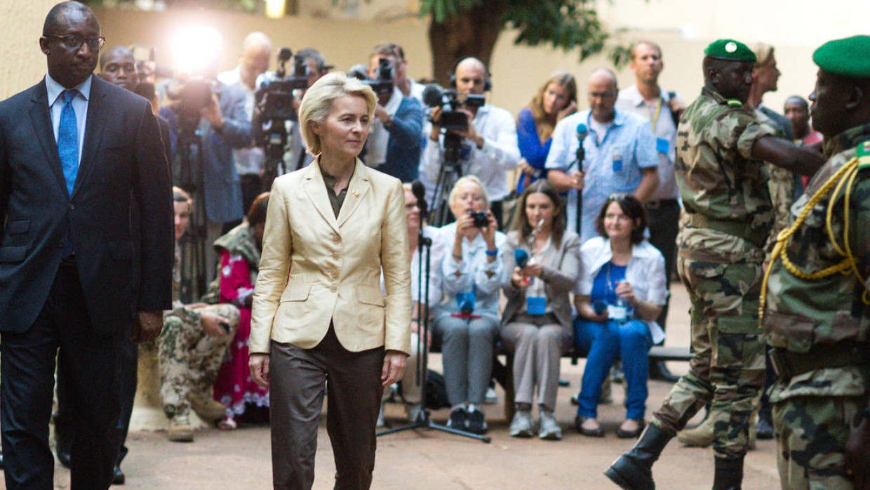 Einstiger Anker der Stabilität: Ursula von der Leyen mit dem malischen Verteidigungsminister Tiéman Hubert Coulibaly in Bamako