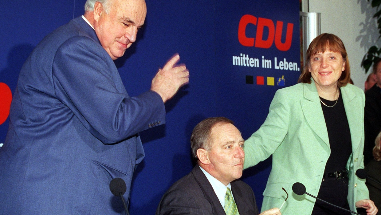 Angela Merkel am 30.November 1999 mit Helmut Kohl und Wolfgang Schäuble