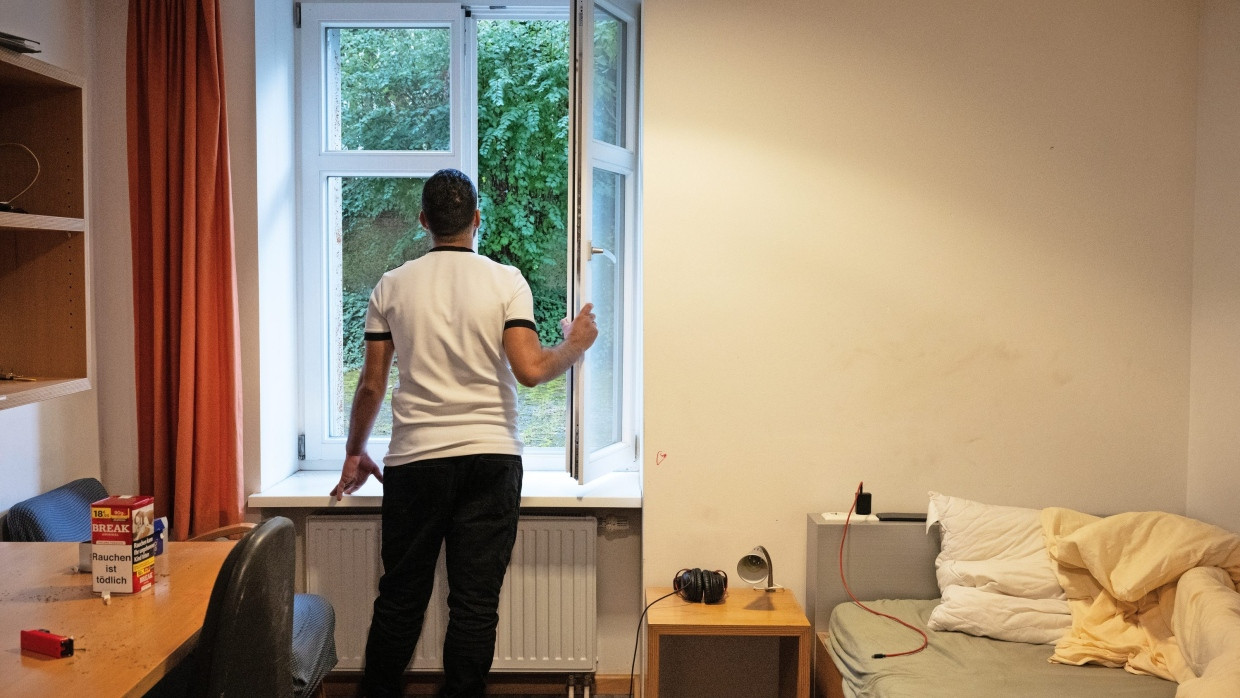 Fenster zur Welt: Der aus Syrien stammende Malek Nasri lebt im Kirchenasyl. Das Gelände der Jesuiten darf er nicht verlassen.