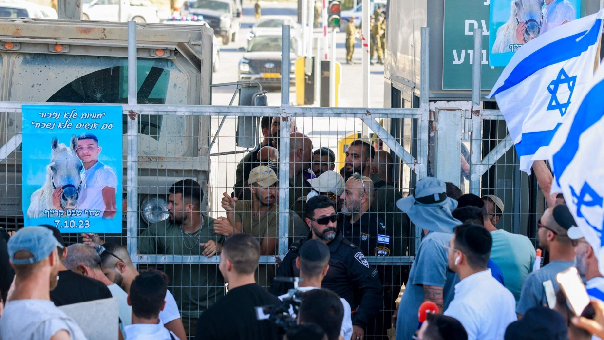 Protest gegen die Festnahme von Soldaten: Israelis am Montag vor der Militärbasis Sde Teman