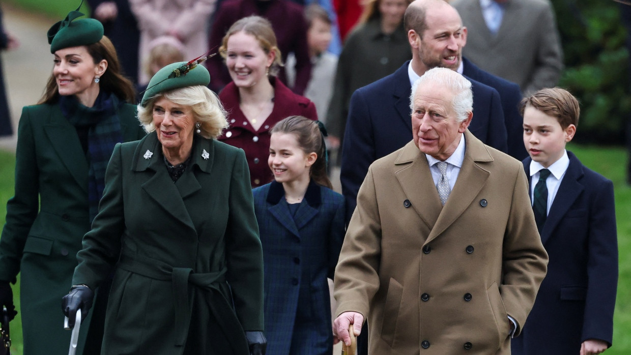 Gut gelaunt spaziert die britische Königsfamilie am ersten Weihnachtstag zum Gottesdienst.