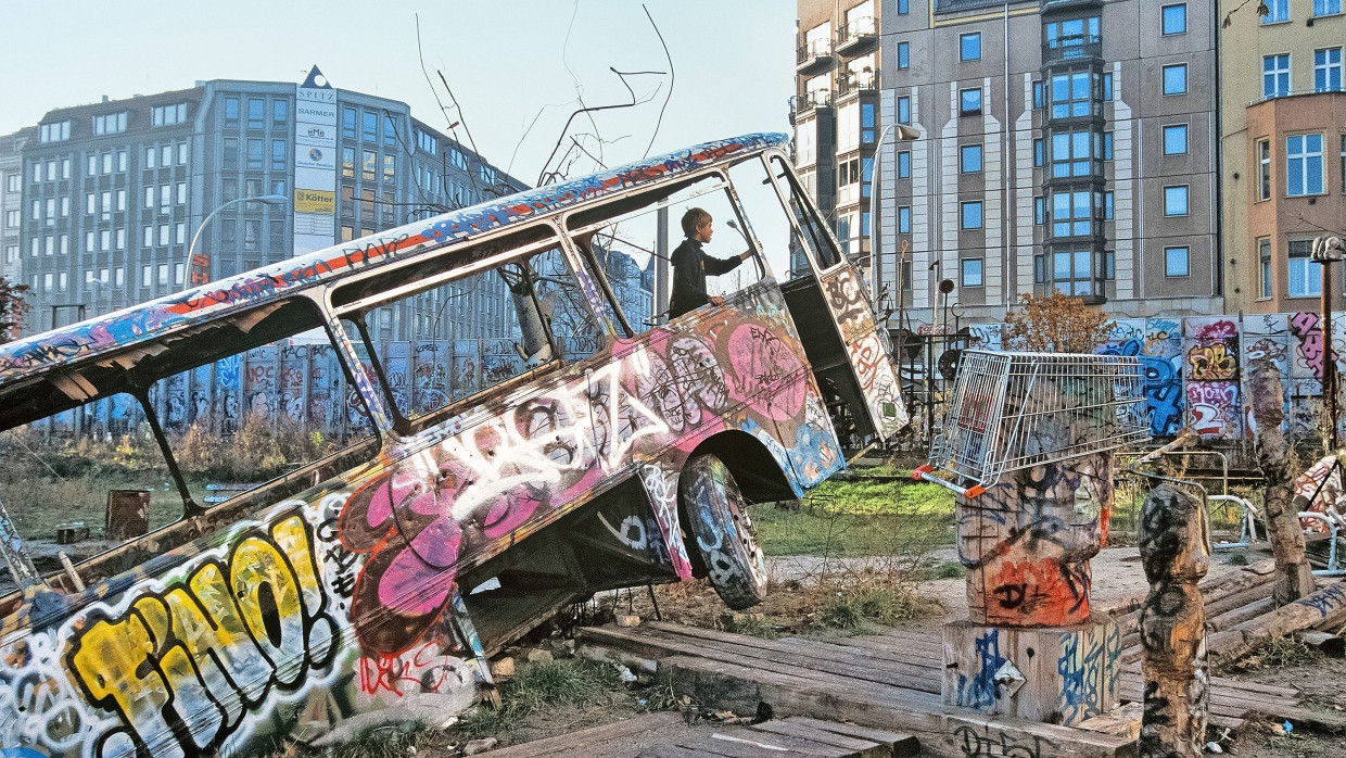 Jordis Antonia Schlösser fotografierte den Hof des besetzten Kunsthauses Tacheles im Jahr 1997