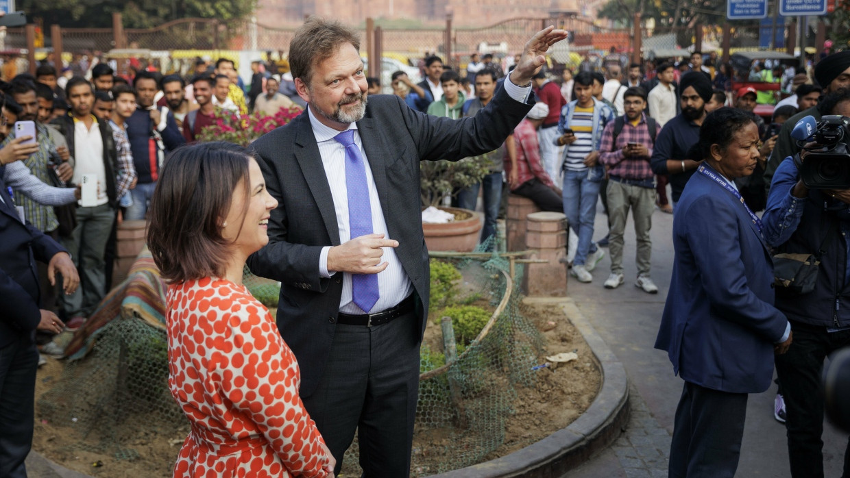 Annalena Baerbock am 5. Dezember 2022 mit Philipp Ackermann, Botschafter in Indien, bei einem Spaziergang durch die Altstadt Chandni Chowk in Neu-Delhi