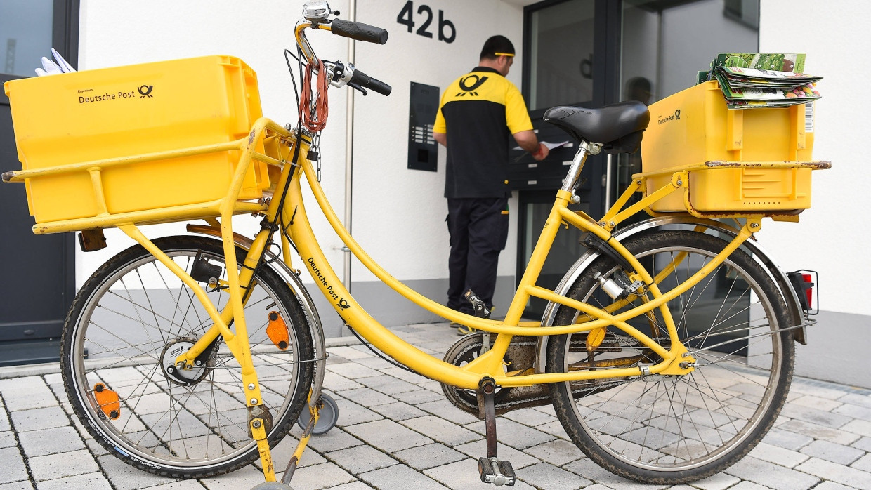 Wenn der Briefträger nicht nur die Post bringt – ein Projekt in Bremen soll das Aufgabengebiet der Postboten künftig erweitern.