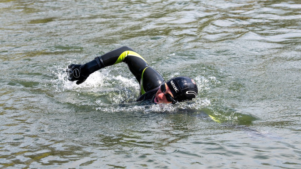 Der Chemie-Professor Andreas Fath schwimmt bis ins Schwarze Meer durch die Donau macht und damit auf die Wasserverschmutzung aufmerksam.