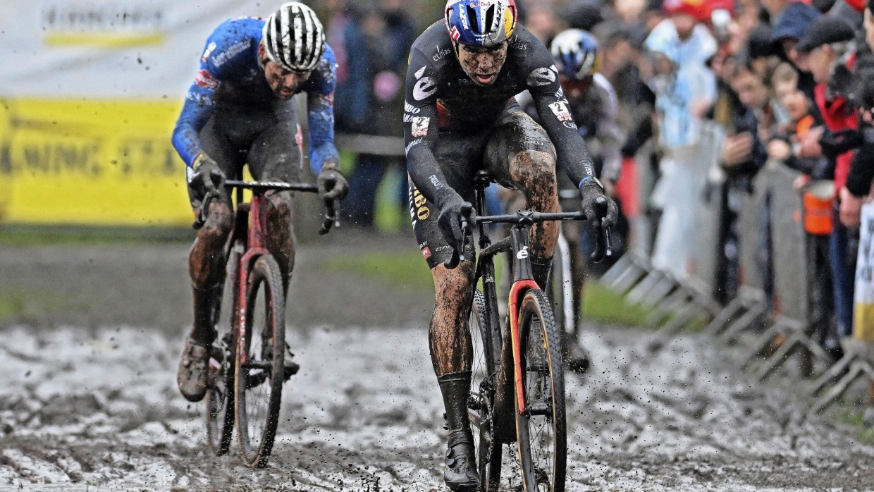 Zweikampf im Matsch: Wout van Aert (vorne) und Mathieu van der Poel liefern sich immer wieder packende Duelle bei Cross-Rennen.